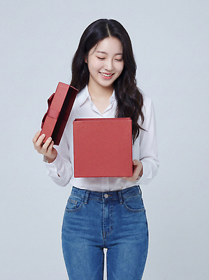 JPG 편집이미지 옷 여자 행복 백그라운드 신발 모션 선물 미소 사람 빨간색 선물상자 상자 촬영 흰색 청바지 오픈 의료성형뷰티 편집실사 AI인물포토 AI콘텐츠 감정 컬러 바지 표정 CG 파일형식 AI포토