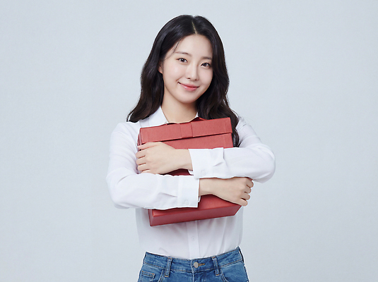 JPG 편집이미지 손 여자 백그라운드 셔츠 포장 선물 미소 빨간색 선물상자 상자 깨끗함 기쁨 청바지 축하 나눔 의료성형뷰티 편집실사 AI인물포토 AI콘텐츠 감정 컬러 컨셉 상의 바지 표정 사람 신체부위 CG 파일형식 AI포토