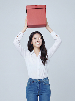 JPG 편집이미지 여자 패션 포즈 모션 미소 일상 빨간색 선물상자 사진촬영 기쁨 청바지 머리위 주목 의료성형뷰티 편집실사 AI인물포토 AI콘텐츠 감정 컬러 바지 표정 선물 사람 라이프 상자 촬영 CG 파일형식 AI포토