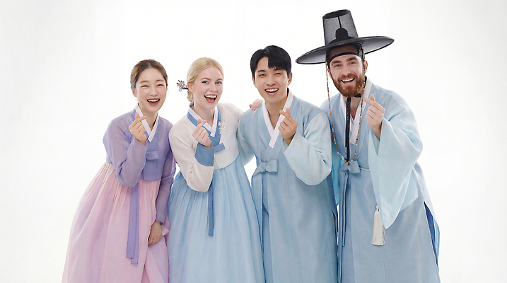 JPG 외국인 편집이미지 전통 옷 여자 남자 행복 문화 스튜디오 기념 서울 한국 미소 사람 친구 촬영 한복 전통체험 의료성형뷰티 편집실사 AI인물포토 AI콘텐츠 한국전통 감정 아시아 관계 표정 인종 체험 전통의상 CG 파일형식 AI포토