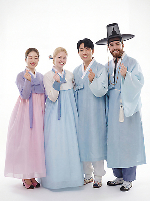 JPG 외국인 편집이미지 한국문화 옷 컬러 사진촬영 모임 전통의상 한복 즐거움 손모으기 전통체험 기념사진 의료성형뷰티 편집실사 AI인물포토 AI콘텐츠 동양문화 한국전통 전통 감정 한국 인종 손짓 촬영 체험 CG 파일형식 AI포토