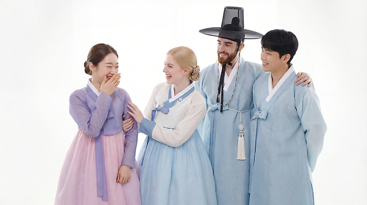 JPG 외국인 편집이미지 한국문화 전통 옷 기념일 문화 컬러 한국 실내 대화 웃음 사람 친구 모임 전통의상 한복 전통체험 의료성형뷰티 편집실사 AI인물포토 AI콘텐츠 동양문화 한국전통 아시아 관계 표정 말하기 인종 이벤트 내부 체험 CG 파일형식 AI포토