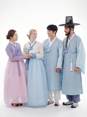 JPG 외국인 편집이미지 여자 남자 문화 한국 웃음 이벤트 여러명 세명 축제 모임 전통의상 한복 전통체험 친목 의료성형뷰티 편집실사 AI인물포토 AI콘텐츠 한국전통 전통 아시아 다수 표정 사람 인종 체험 CG 파일형식 AI포토