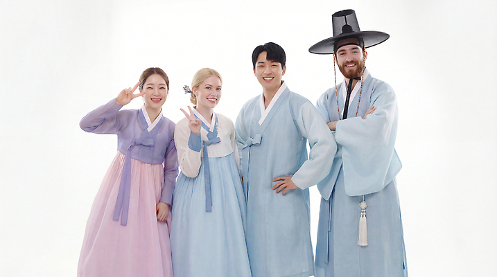 JPG 외국인 편집이미지 패션 문화 컬러 포즈 백그라운드 기념 미소 여러명 촬영 모임 그룹 전통의상 한복 전통체험 소통 의료성형뷰티 편집실사 AI인물포토 AI콘텐츠 한국전통 전통 다수 컨셉 표정 사람 인종 체험 CG 파일형식 AI포토