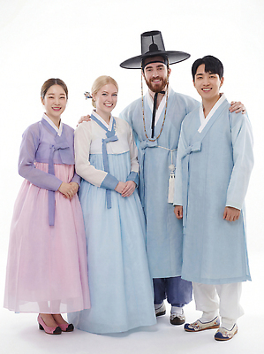 JPG 외국인 편집이미지 전통 옷 패션 행복 문화 컬러 포즈 스튜디오 한국 미소 여러명 모임 전통의상 한복 전통체험 의료성형뷰티 편집실사 AI인물포토 AI콘텐츠 한국전통 감정 아시아 다수 표정 사람 인종 체험 CG 파일형식 AI포토