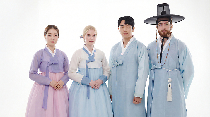 JPG 외국인 편집이미지 전통 옷 여자 남자 문화 컬러 한국 사람 이벤트 그룹 한복 전통체험 의료성형뷰티 편집실사 AI인물포토 AI콘텐츠 한국전통 아시아 인종 체험 전통의상 CG 파일형식 AI포토