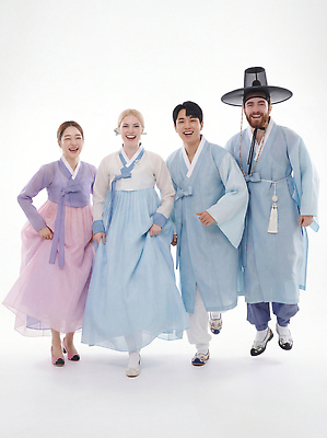 JPG 외국인 편집이미지 전통 옷 여자 남자 문화 컬러 한국 표정 서기 웃음 사람 이벤트 그룹 한복 즐거움 전통체험 의료성형뷰티 편집실사 AI인물포토 AI콘텐츠 한국전통 감정 아시아 모션 인종 체험 전통의상 CG 파일형식 AI포토