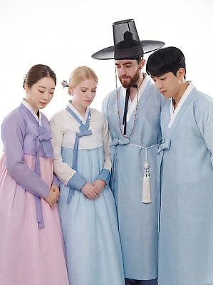 JPG 외국인 편집이미지 전통 손 옷 문화 생각 모션 한국 사람 모임 전통의상 한복 전통체험 의료성형뷰티 편집실사 AI인물포토 AI콘텐츠 한국전통 아시아 인종 신체부위 체험 CG 파일형식 AI포토