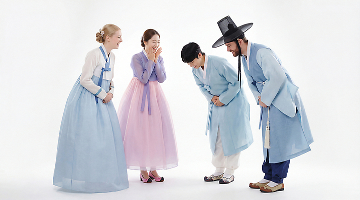 JPG 외국인 편집이미지 전통 옷 여자 남자 문화 컬러 백그라운드 한국 웃음 사람 모임 흰색 인사 한복 전통체험 의료성형뷰티 편집실사 AI인물포토 AI콘텐츠 한국전통 아시아 표정 인종 예절 체험 전통의상 CG 파일형식 AI포토