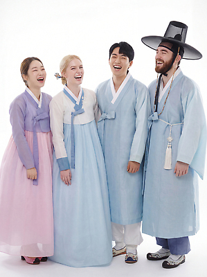 JPG 외국인 편집이미지 전통 옷 여자 남자 문화 컬러 한국 서기 웃음 이벤트 여러명 그룹 한복 즐거움 전통체험 의료성형뷰티 편집실사 AI인물포토 AI콘텐츠 한국전통 감정 아시아 다수 모션 표정 사람 인종 체험 전통의상 CG 파일형식 AI포토