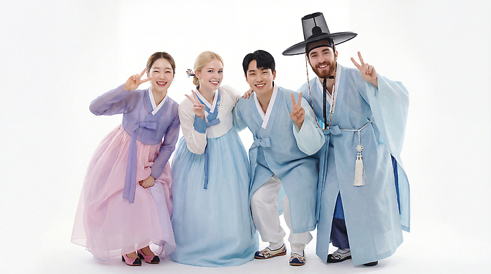 JPG 외국인 편집이미지 전통 옷 남자 문화 컬러 포즈 백그라운드 한국 웃음 이벤트 여러명 한복 즐거움 전통체험 착용 의료성형뷰티 편집실사 AI인물포토 AI콘텐츠 한국전통 감정 아시아 다수 표정 사람 인종 체험 전통의상 CG 파일형식 AI포토