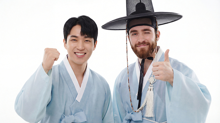 JPG 외국인 편집이미지 남자 문화 포즈 한국 밝음 미소 웃음 이벤트 친구 사진촬영 주먹 최고 전통의상 한복 전통체험 의료성형뷰티 스타일 편집실사 AI인물포토 AI콘텐츠 한국전통 전통 아시아 관계 모션 표정 사람 인종 촬영 체험 CG 파일형식 AI포토