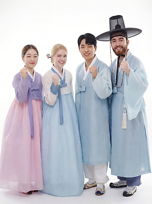 JPG 외국인 편집이미지 전통 문화 가족 한국 웃음 이벤트 친구 모임 그룹 전통의상 한복 전통체험 손흔들기 의료성형뷰티 편집실사 AI인물포토 AI콘텐츠 한국전통 아시아 관계 모션 표정 인종 체험 CG 파일형식 AI포토