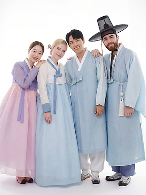 JPG 외국인 편집이미지 전통 옷 전통문화 문화 컬러 백그라운드 한국 함께함 웃음 사람 한복 전통체험 의료성형뷰티 편집실사 AI인물포토 AI콘텐츠 한국전통 아시아 컨셉 표정 인종 체험 전통의상 CG 파일형식 AI포토