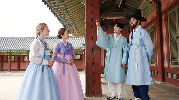 JPG 외국인 편집이미지 여자 남자 문화 여행 손가락 한국 대화 친구 궁전 공간 가리킴 역사 전통의상 한복 전통체험 의료성형뷰티 편집실사 AI인물포토 AI콘텐츠 한국전통 전통 손 아시아 고건축 관계 말하기 사람 인종 손짓 체험 CG 파일형식 AI포토