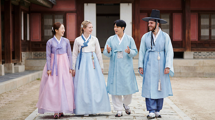 JPG 외국인 편집이미지 전통 건축물 옷 여자 남자 전통문화 문화 한국 대화 웃음 풍경 여러명 모임 한복 전통체험 의료성형뷰티 편집실사 AI인물포토 AI콘텐츠 한국전통 건축 아시아 다수 표정 말하기 사람 인종 체험 전통의상 CG 파일형식 AI포토