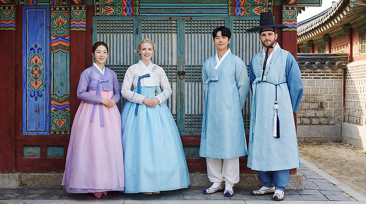 JPG 외국인 편집이미지 전통 옷 문화 여행 한국 웃음 사람 풍경 역사 한복 경복궁 전통체험 뷰티풀 의료성형뷰티 편집실사 AI인물포토 AI콘텐츠 한국전통 아시아 표정 인종 궁전 체험 전통의상 CG 파일형식 AI포토