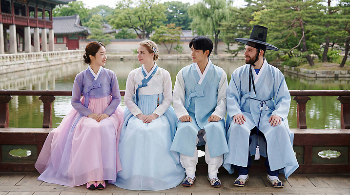 JPG 외국인 나무 편집이미지 전통 옷 여자 남자 문화 한국 이야기 사람 앉기 궁전 연못 한복 전통체험 의료성형뷰티 편집실사 AI인물포토 AI콘텐츠 식물 한국전통 아시아 고건축 모션 인종 체험 전통의상 CG 파일형식 AI포토