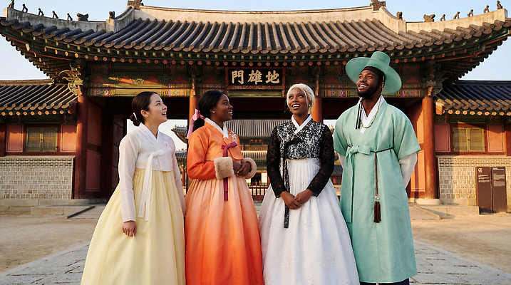 JPG 편집이미지 전통 옷 문화 한국 이야기 웃음 건물 친구 궁전 공간 역사 한복 의료성형뷰티 편집실사 AI인물포토 AI콘텐츠 한국전통 건축물 아시아 고건축 관계 표정 전통의상 CG 파일형식 AI포토