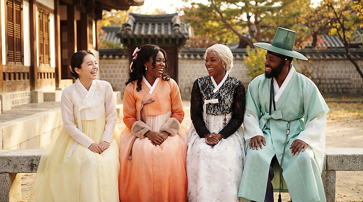 JPG 나무 편집이미지 전통 옷 전통문화 문화 자연 한옥 한국 대화 웃음 여러명 만남 금색 한복 의료성형뷰티 편집실사 AI인물포토 AI콘텐츠 식물 한국전통 아시아 컬러 다수 컨셉 고건축 표정 말하기 사람 전통의상 CG 생태계 파일형식 AI포토