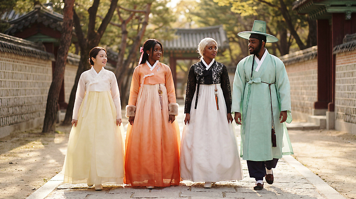 JPG 외국인 편집이미지 전통 문화 거리 한국 여러명 일상 햇빛 소풍 산책 궁전 역사 한복 오후 의료성형뷰티 편집실사 AI인물포토 AI콘텐츠 한국전통 아시아 다수 고건축 휴식 사람 인종 라이프 태양 야외활동 전통의상 CG 파일형식 AI포토