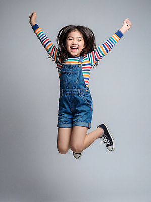 JPG 편집이미지 여자 행복 어린이 티셔츠 모션 실내 표정 웃음 소녀 점프 줄무늬 자유 청바지 아기 멜빵바지 즐거움 의료성형뷰티 편집실사 AI인물포토 AI콘텐츠 감정 컨셉 셔츠 무늬 바지 사람 내부 멜빵 CG 파일형식 AI포토