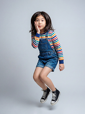 JPG 편집이미지 손 옷 여자 어린이 스포츠 모션 표정 소녀 점프 기쁨 청바지 멜빵바지 즐거움 놀기 착용 의료성형뷰티 편집실사 AI인물포토 AI콘텐츠 감정 바지 사람 신체부위 멜빵 CG 파일형식 AI포토