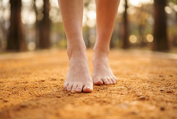 JPG 나무 편집이미지 맨발 자연 건강 야외 일상 여름 운동 걷기 스트레스해소 피로회복 황토 흙길 의료성형뷰티 편집실사 AI인물포토 AI콘텐츠 식물 계절 길 모션 발 라이프 흙 CG 생태계 회복 파일형식 AI포토