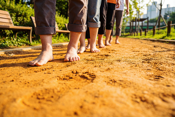 JPG 편집이미지 공원 길 모션 맨발 자연 건강 여러명 걷기 흙 산책 시간 도심 의료성형뷰티 편집실사 AI인물포토 AI콘텐츠 공공시설 다수 발 휴식 사람 도시 CG 생태계 파일형식 AI포토
