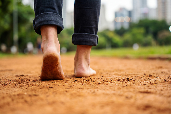 JPG 나무 편집이미지 공원 모션 맨발 자연 날씨 사람 풍경 건물 운동 걷기 산책 도시 흙길 의료성형뷰티 편집실사 AI인물포토 AI콘텐츠 식물 건축물 공공시설 길 발 휴식 건강 흙 CG 생태계 파일형식 AI포토