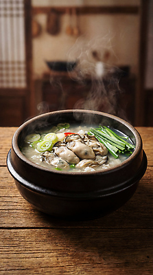 JPG 편집이미지 한식 음식 재료 탁자 한국 요리 물 식사 굴 뜨거움 가마솥 김 찌개 먹기 국 굴국밥 편집실사 AI포토 AI콘텐츠 자연요소 아시아 가구 모션 어패류 해조류 솥 CG 국밥 파일형식