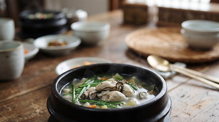 JPG 편집이미지 식기 한식 음식 재료 탁자 따뜻함 표정 요리 식사 해물요리 굴 맛 해산물 국물 굴국밥 굴국 편집실사 AI포토 AI콘텐츠 가구 컨셉 어패류 CG 국 국밥 파일형식