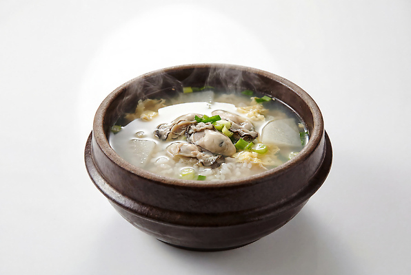 JPG 편집이미지 그릇 한식 음식 채소 따뜻함 요리 식사 굴 뜨거움 김 해산물 준비 국물 해물탕 굴국밥 바지락 편집실사 AI포토 AI콘텐츠 식기 조개 어패류 해조류 CG 국밥 파일형식