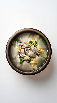 JPG 나무 편집이미지 그릇 한식 음식 재료 요리 주방 계란 굴 맛 무 해산물 국 국물 파 굴국밥 편집실사 AI포토 AI콘텐츠 식물 식기 컨셉 채소 어패류 뿌리채소 알 CG 국밥 파일형식