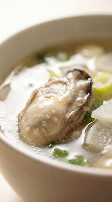 JPG 편집이미지 음식 식탁 반찬 한국 따뜻함 요리 식사 굴 저녁 레몬 해산물 국물 점심 굴국밥 조개국 편집실사 AI포토 AI콘텐츠 아시아 과일 탁자 어패류 야간 CG 국밥 파일형식