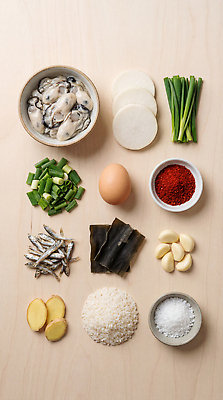 JPG 편집이미지 재료 밥 마늘 요리 계란 굴 무 준비 소금 생강 쪽파 고춧가루 굴국밥 다시마 멸치 편집실사 AI포토 AI콘텐츠 음식 채소 어패류 뿌리채소 어류 알 해조류 가루 CG 파 국밥 파일형식