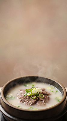 JPG 편집이미지 전통 그릇 한식 재료 건강 요리 식사 소고기 뜨거움 맛 국물 파 설렁탕 국밥 편집실사 AI포토 AI콘텐츠 식기 음식 컨셉 채소 육류 CG 탕 파일형식
