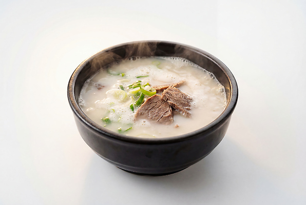 JPG 편집이미지 한국전통 한식 서울 육류 레스토랑 식사 전통음식 소고기 국물 파 설렁탕 곰탕 편집실사 AI포토 AI콘텐츠 전통 음식 채소 식재료 한국 식당 CG 탕 파일형식