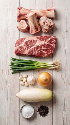 JPG 편집이미지 채소 재료 양파 마늘 육류 요리 주방 식사 신선 냄비 무 소금 후추 설렁탕 대파 편집실사 AI포토 AI콘텐츠 한식 식재료 뿌리채소 솥 향신료 CG 탕 파 파일형식