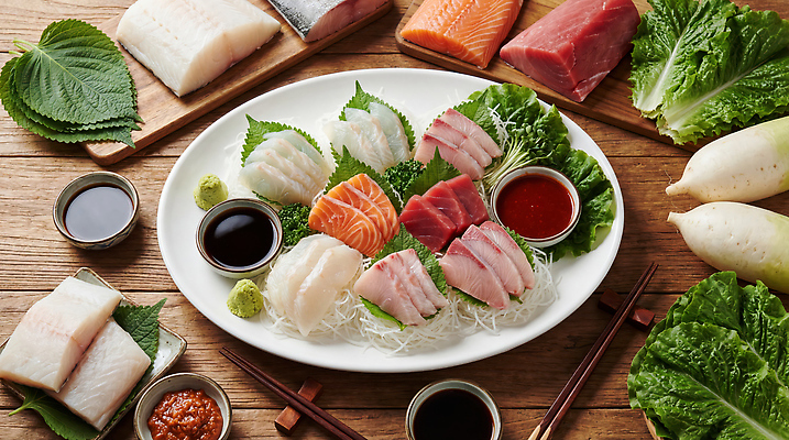 음식 채소 탁자 뿌리채소 수중동물 회 양념 야간 CG 파일형식 AI콘텐츠 어류 식사 저녁 식탁 요리 재료 생선회 고추냉이 간장 무 상추 신선 편집실사 편집이미지 JPG 모듬회 AI포토