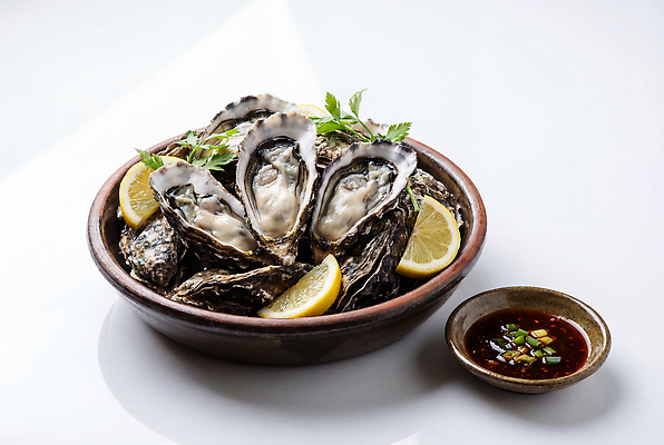 JPG 편집이미지 그릇 음식 탁자 요리 굴 신선 맛 레몬 해산물 간장 레시피 편집실사 AI포토 AI콘텐츠 식기 가구 컨셉 과일 어패류 양념 CG 파일형식