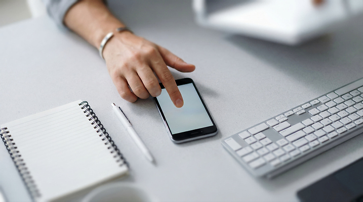 JPG 편집이미지 손 커뮤니케이션 기술 사람 일상 스마트폰 사무실 펜 스크린 공책 터치 키보드 작업 책상 의료성형뷰티 편집실사 AI인물포토 AI콘텐츠 가구 비즈니스 문구용품 라이프 신체부위 핸드폰 스마트기기 필기구 CG 파일형식 AI포토