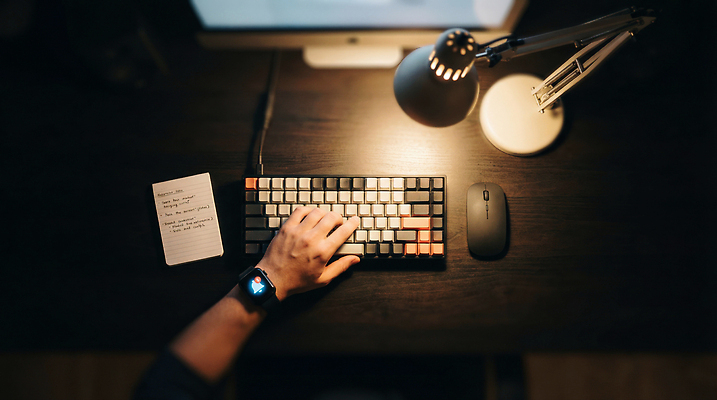 시계 가구 컨셉 비즈니스 장신구 신체부위 전자제품 컴퓨터용품 사무용품 CG 파일형식 AI포토 사무실 책상 컴퓨터 작업 손 마우스 조명 메모지 키보드 시간 손목시계 스크린 집중 아이디어 편집실사 편집이미지 JPG 의료성형뷰티 AI인물포토 AI콘텐츠