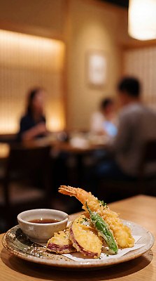 JPG 편집이미지 전통 음식 탁자 이야기 요리 주방 레스토랑 식사 고객 서비스 간장 새우튀김 맛집 고구마튀김 고추튀김 편집실사 AI포토 AI콘텐츠 가구 새우 식당 튀김 양념 CG 파일형식