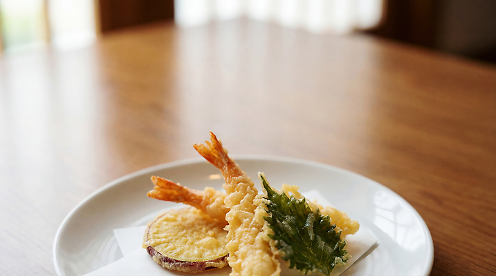 JPG 편집이미지 접시 음식 채소 식탁 새우 요리 식사 튀김 저녁 점심 새우튀김 고구마튀김 깻잎튀김 일본음식 편집실사 AI포토 AI콘텐츠 식기 탁자 갑각류 야간 CG 파일형식