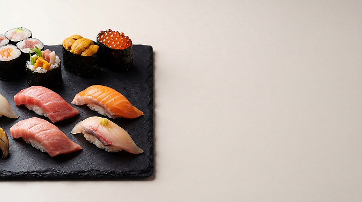 JPG 편집이미지 접시 음식 요리 식당 식사 초밥 참치 해산물 롤 연어 레시피 성게 일본음식 편집실사 AI포토 AI콘텐츠 식기 극피동물 어류 상점 CG 파일형식