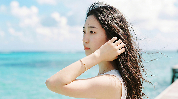 JPG 편집이미지 여자 바다 포즈 자연 하늘 바람 날씨 풍경 해변 여름 머리 맑음 정리 혼자 의료성형뷰티 편집실사 AI인물포토 AI콘텐츠 자연요소 계절 사람 신체부위 CG 생태계 파일형식 AI포토