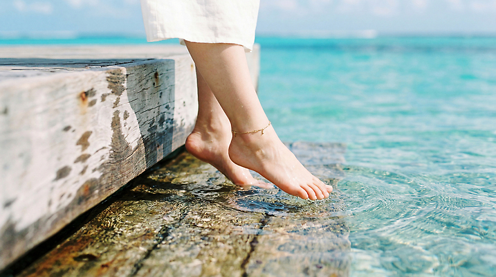 JPG 나무 편집이미지 여자 파도 바다 발 자연 하늘 휴가 해변 물 여름 햇빛 평화 보트 발담그기 의료성형뷰티 편집실사 AI인물포토 AI콘텐츠 자연요소 식물 계절 컨셉 배_교통 사람 신체부위 태양 CG 생태계 파일형식 AI포토