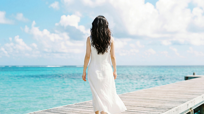 JPG 편집이미지 여자 바다 자연 하늘 풍경 해변 여름 파란색 걷기 오후 의료성형뷰티 수평선 편집실사 AI인물포토 AI콘텐츠 계절 컬러 모션 사람 CG 생태계 파일형식 AI포토