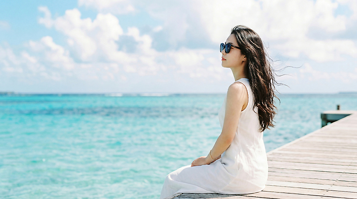 JPG 편집이미지 여자 파도 바다 여행 자연 하늘 바람 휴식 앉기 풍경 물 여름 모래사장 맑음 의료성형뷰티 편집실사 AI인물포토 AI콘텐츠 자연요소 계절 컨셉 모션 날씨 사람 CG 생태계 파일형식 AI포토